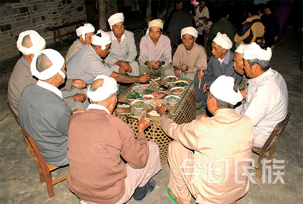艾腿一家招待村里的老人吃晚饭。