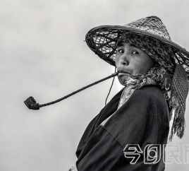 吸食自制土烟的拉祜族女人。摄于临沧市临翔区南美乡。