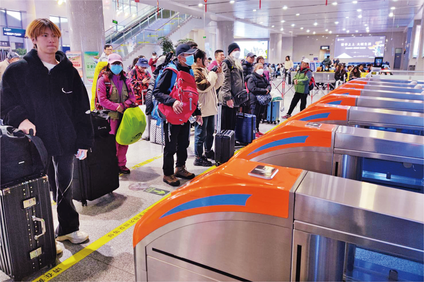 游客在丽江火车站等待进站搭乘动车.jpg