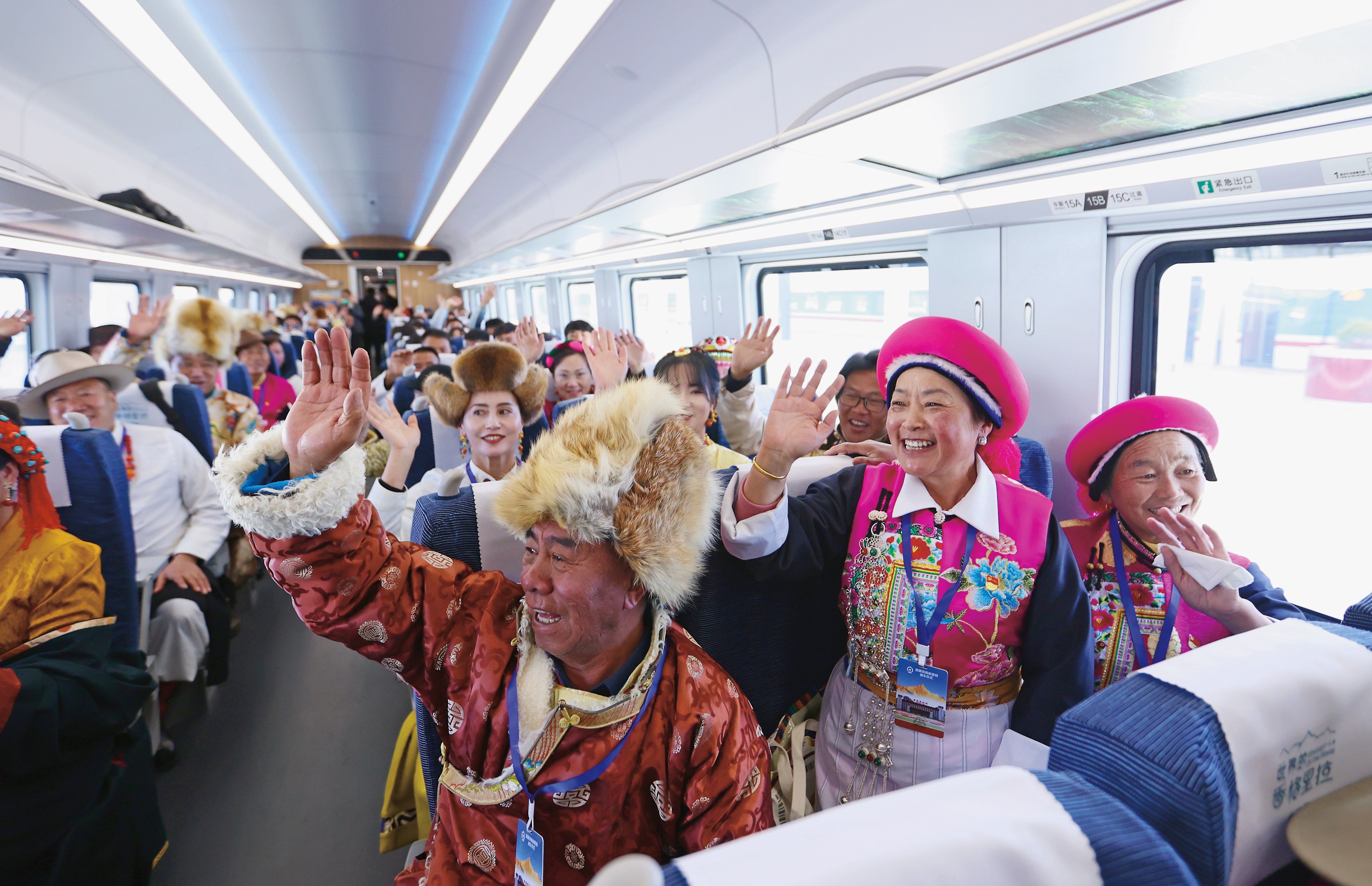 石显尧-各族群众乘坐滇藏铁路丽香段首发车.jpg