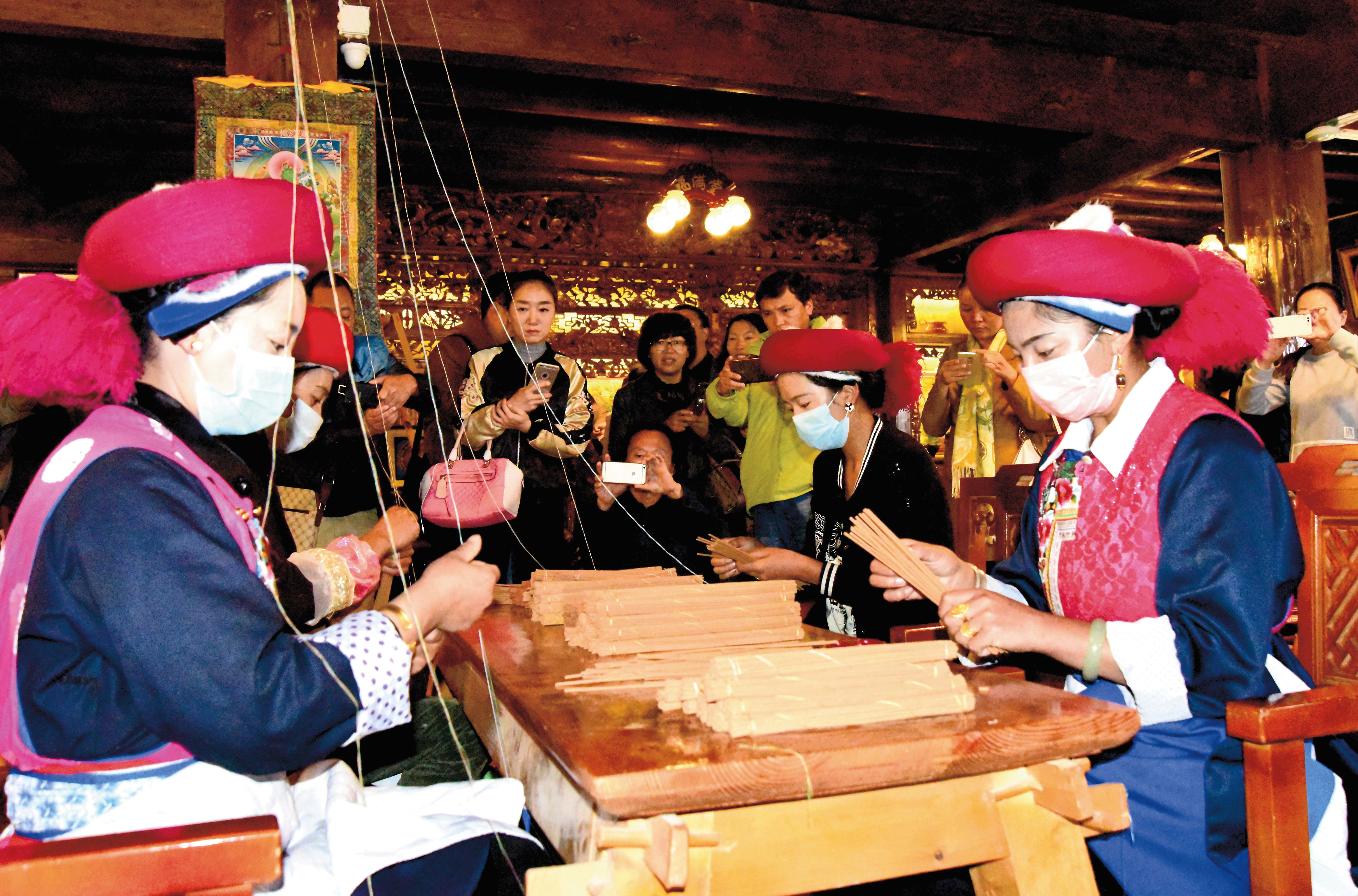 石显尧-香格里拉市建塘镇尼史村群众在松林文化旅游传播有限公司手工制作藏香.jpg