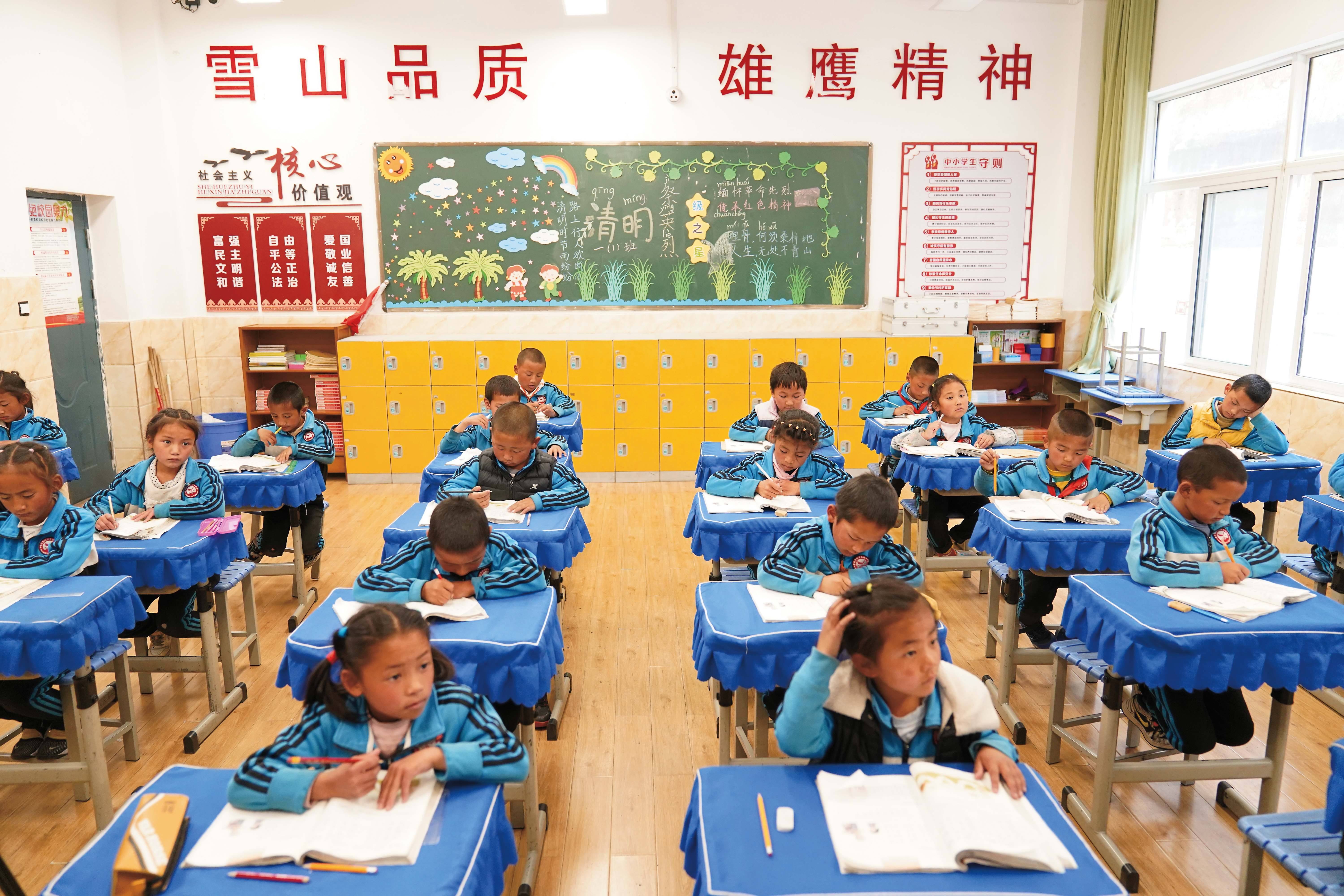 香格里拉市东旺乡小学各族儿童在宽敞明亮的教室里学习 洛桑央宗 摄.jpg